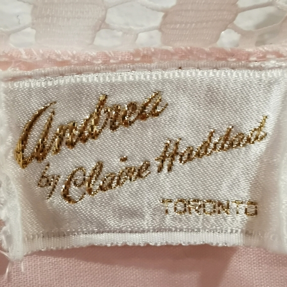 *sold* Medium vintage pink cotton nightgown, cottage core sleepwear - Picture 7 of 7